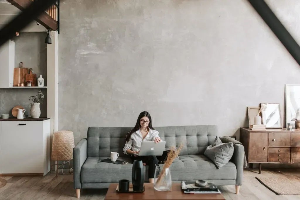 Styl industrialny, salon loft: inspiracje i pomysły na wyjątkowe wnętrze