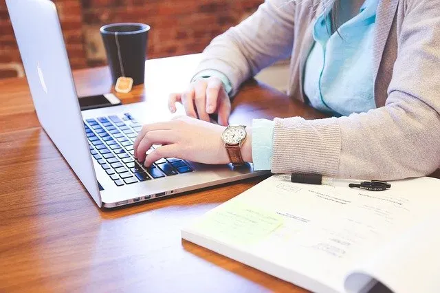 Praca przez internet - wszystko, co chcesz o niej wiedzieć