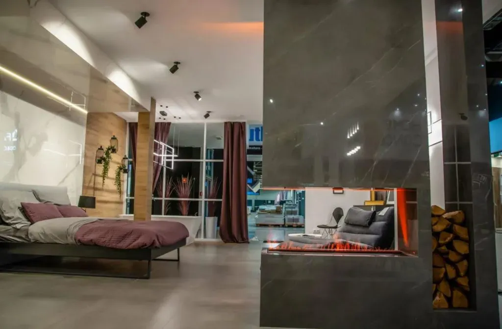 Sypialnia z biurkiem w stylu glamour – urządź takie wnętrze razem z MaxFliz w Katowicach